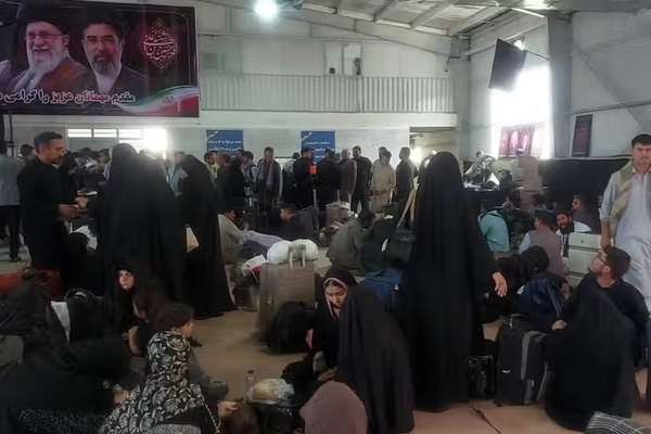روایت یک افغان از مراسم تشییع خامنهای:ما را به عنوان مهمان بردند، اما برای خدمات «پول گرفتند»