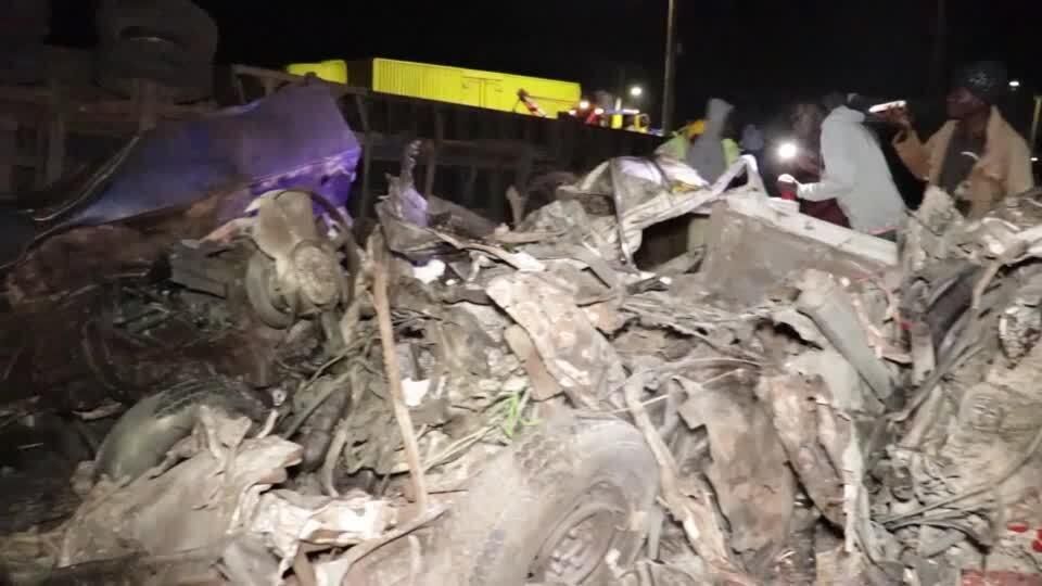 در برخورد یک لاری با چند موتر در غرب کنیا دست‌کم ۴۸ نفر جان باختند