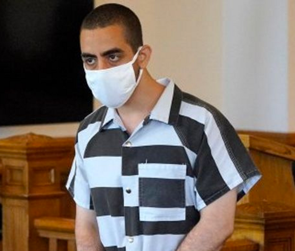 جمهوری اسلامی ایران به مردی که سلمان رشدی را چاقو زد، هزار متر «زمین با ارزش» اهدا می‌کند