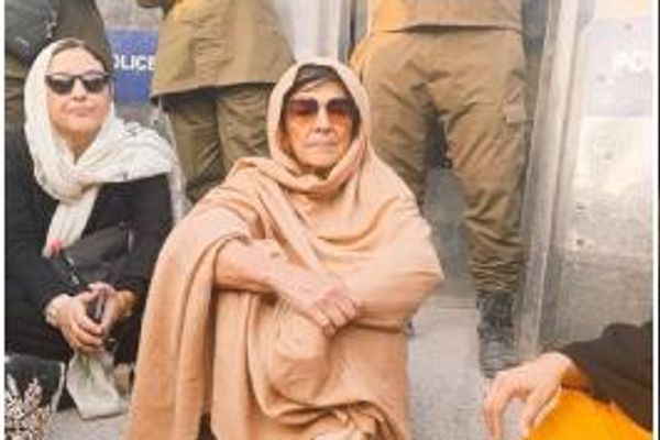 د پاکستان پولیسو د عمران خان درې خویندې بېرته خوشې کړې