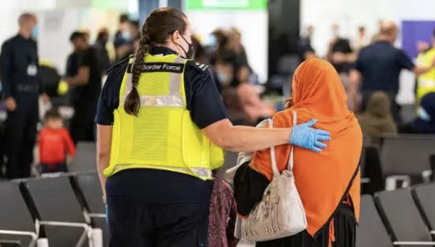 منظمة العفو الدولية: بريطانيا لا تمنح اللجوء للنساء الفارات من طالبان