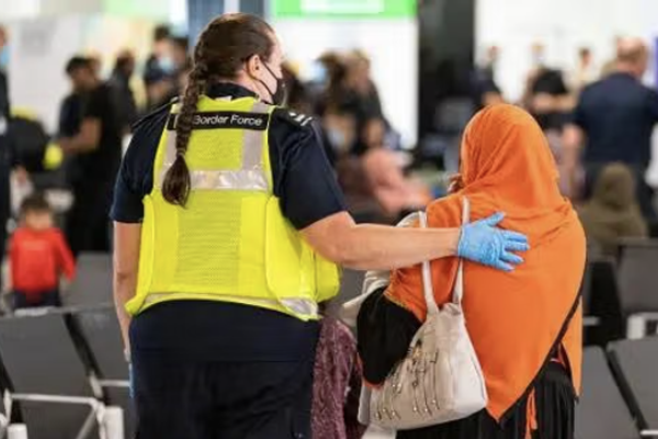 منظمة العفو الدولية: بريطانيا لا تمنح اللجوء للنساء الفارات من طالبان