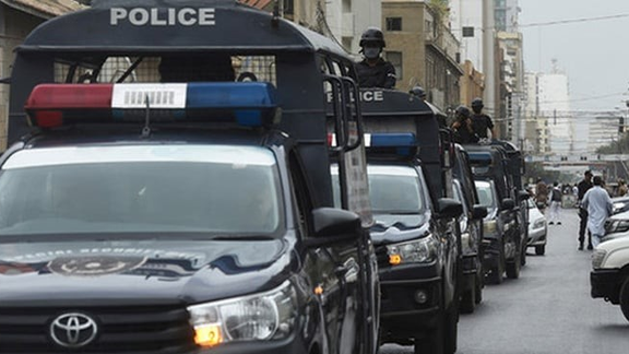 وسلهوالو د پاکستان کراچۍ ښار کې افغان کډوال په ډزو له پولیسو خوشې کړي دي