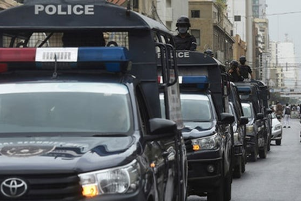 وسلهوالو د پاکستان کراچۍ ښار کې افغان کډوال په ډزو له پولیسو خوشې کړي دي