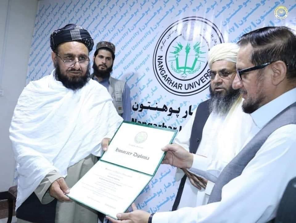 دانشگاه ننگرهار به مولوی عبدالباقی حقانی دکترای افتخاری اعطا کرد