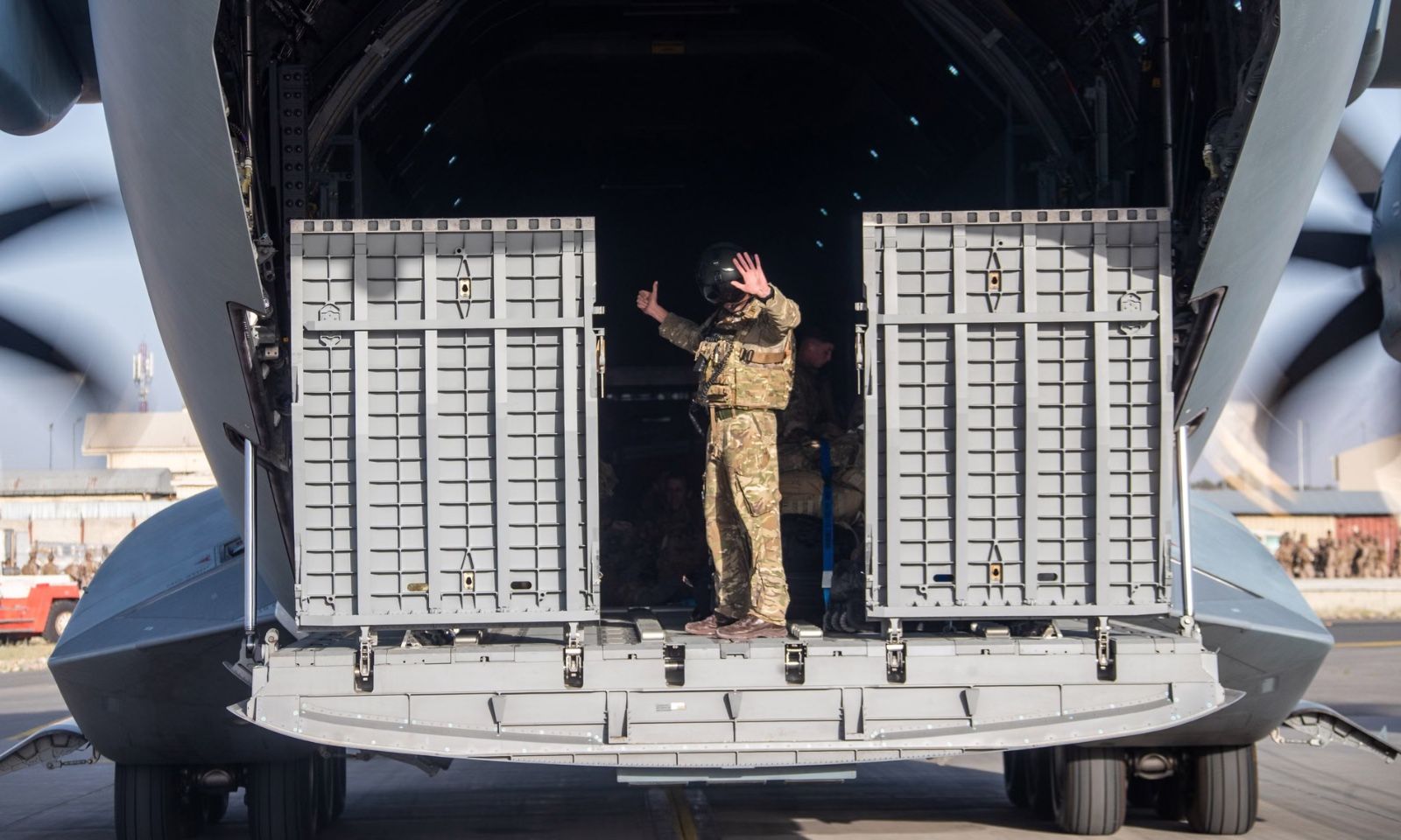 بریتانیا انتقال پناهجویان واجد شرایط از افغانستان را 'متوقف کرده است'