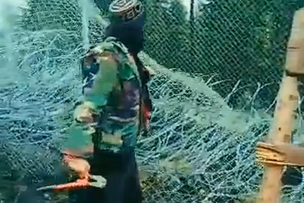 پاکستاني چارواکي: طالبانو د پکتیا او کورمې ترمنځ پر ډیورنډ کرښه ۱۷ متره اغزن تار پرې کړی