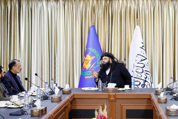 د امریکا د مرستو بندېدو له تصویب وروسته؛ مولوي کبیر وايي نړۍوال دې بشري مرستې نه سیاسي کوي