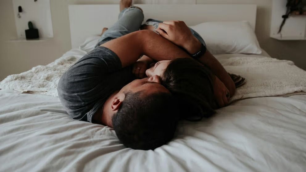 نتیجه یک مطالعه جدید: رابطه جنسی صبحگاهی رضایت شغلی و احتمال افزایش حقوق را بیشتر می‌کند