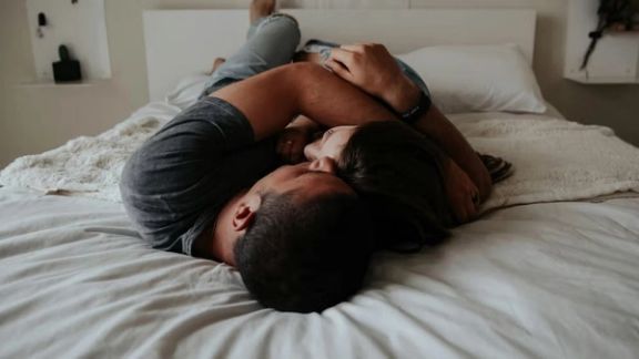 نتیجه یک مطالعه جدید: رابطه جنسی صبحگاهی رضایت شغلی و احتمال افزایش حقوق را بیشتر میکند