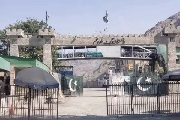 إعادة فتح معبر تورخم بعد ثلاثة أسابيع أمام العائلات الأفغانية