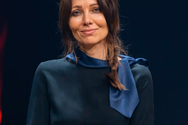 ناول لیکواله اېلیف شفق: د طالبانو په قانون کې ښځې د غلامانو په کتار کې راوستل شوي