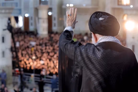 گاردین: پایان حکومت خامنهای نزدیک است