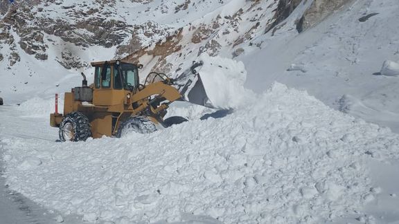 طالبان میگوید شاهراه غور-کابل بهدلیل برفباری مسدود شده است