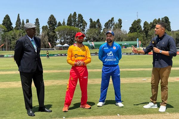 افغان لوبغاړي له زمبابوې سره په شل اوریزه سیالي کې د لوبې ډګر ته ښکته شول