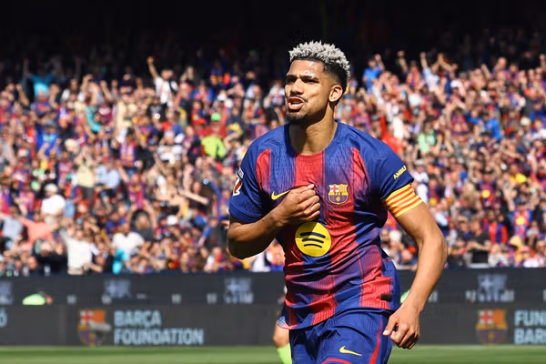 بارسلونا در دیداری دشوار رایو وایکانو را شکست داد و صدرنشینی خود را مستحکمتر کرد