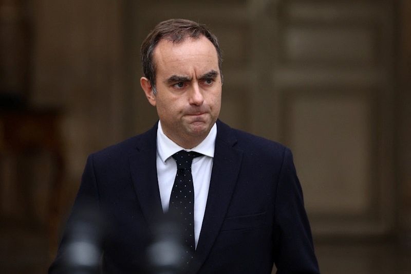 نخست‌وزیر جدید فرانسه چند ساعت پس از معرفی کابینه کناره‌گیری کرد 