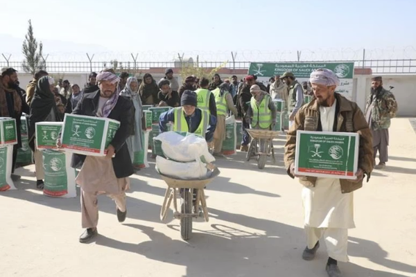 السعودية تقدّم مساعدات غذائية على العائدين في ولاية سمنغان