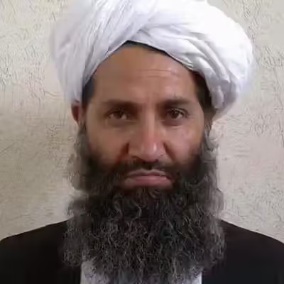 مسؤولون سابقون: صمت زعيم طالبان إزاء الهجمات الباكستانية يعكس عجز الحركة