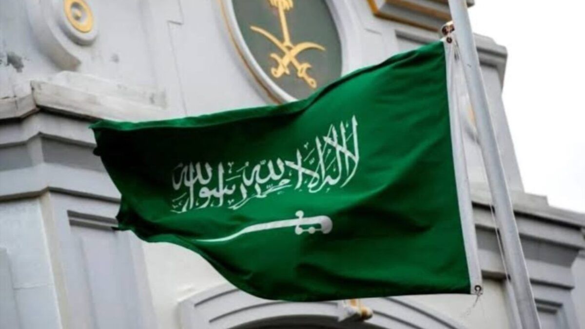 د سعودي پر دوو هوايي ډګرونو بریدونه؛ درې کسان وژل شوي او ۳۶ نور ټپیان دي 