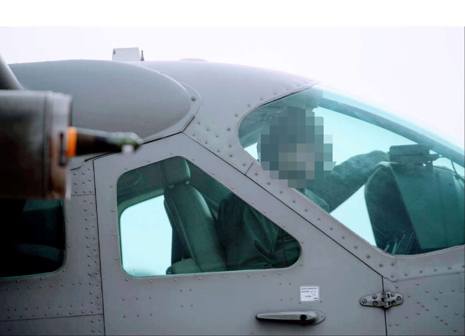 د هغه پیلوټ مېرمن چې د کورنۍ ژغورلو لپاره یې د برتانیا له لومړي وزیر له اوښکو ډکه هیله کړې