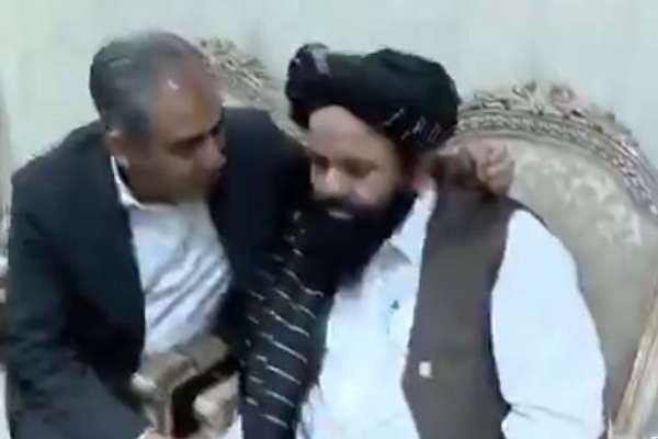 د پاکستان د کورنیو چارو وزیر د «ایکو» سازمان د ناستې په څنډه کې له ابراهیم صدر سره لیدلي