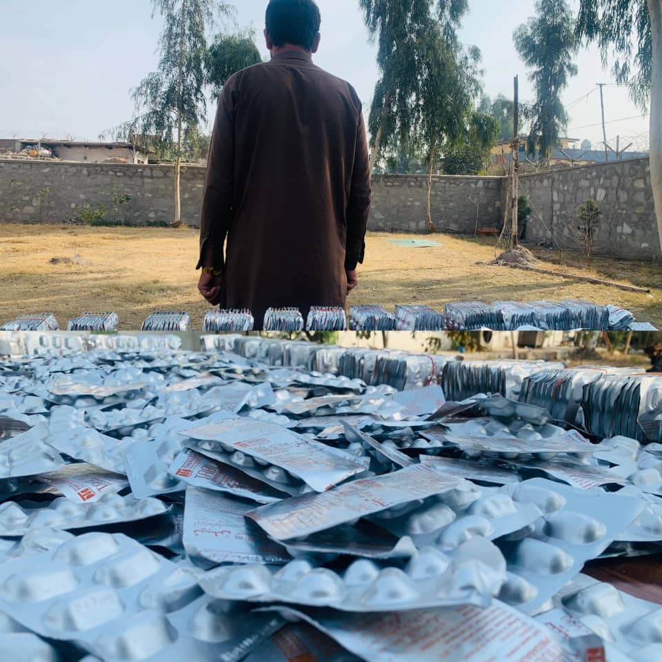 طالبانو په ننګرهار کې یو کس له څه باندې ۴ زره زیکب نشه‌يي تابلیتونو سره نیولی دی