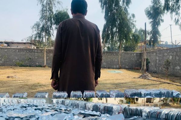 طالبانو په ننګرهار کې یو کس له څه باندې ۴ زره زیکب نشهيي تابلیتونو سره نیولی دی