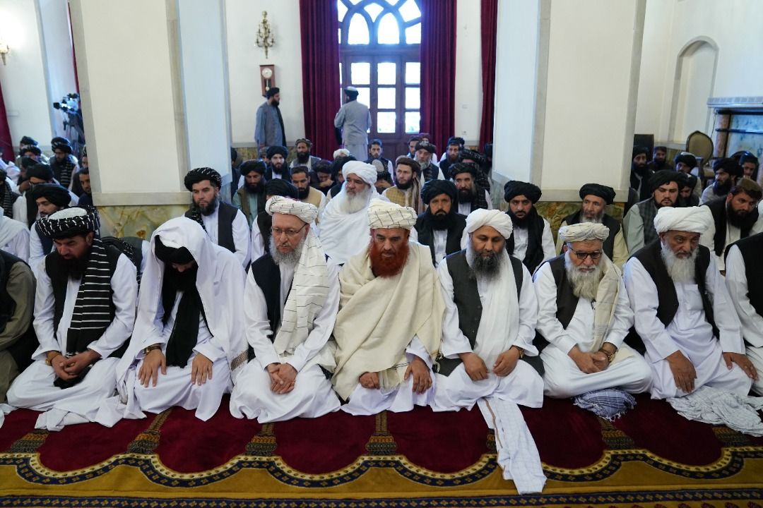 طنز سیاسی؛ صف‌های نماز جماعت بر اساس سن بسته شود