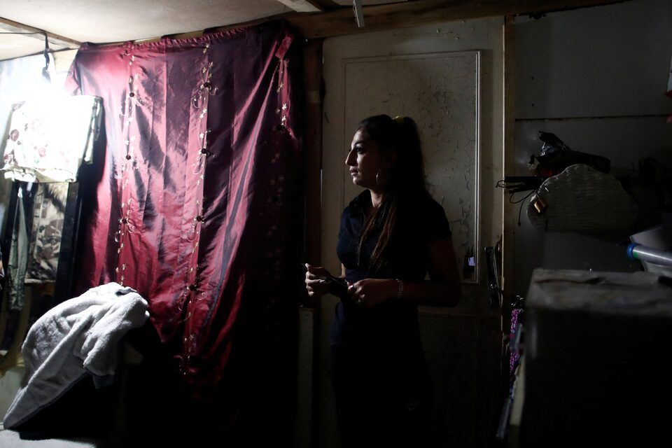 کاملیا تولدیا ۳۲ ساله که از سال ۲۰۰۹ در فرانسه زندگی می‌کند، در خطر تخلیه از این خانه خود ساخته‌اش قرار دارد