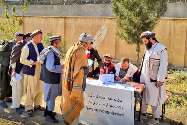 د طالبانو سرې میاشتې په بغلان کې له بېرته ستنو شویو ۱۵۰۰ کورنیو سره نغدي مرسته کړې