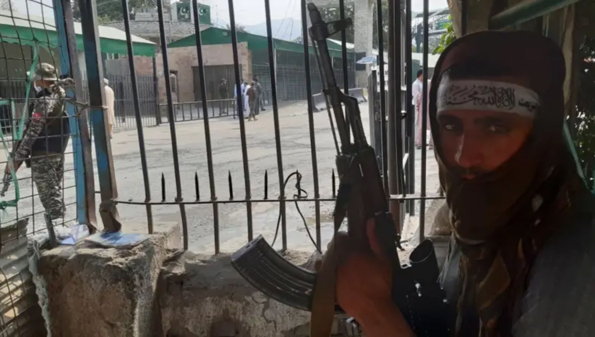 تورخم کې لا هم جګړه روانه ده؛ یو ولسي وګړی او درې پاکستاني سرتېري ټپیان دي