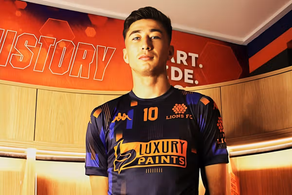 با اعلام رسمی باشگاه؛ رحمت اکبری ملیپوش فوتبال افغانستان به لاینز افسی پیوست