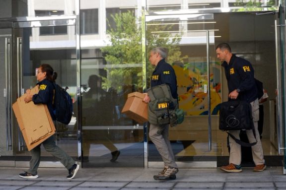 ماموران آفبیآی با اسنادی از دفتر بولتون در واشنگتن بیرون میشوند