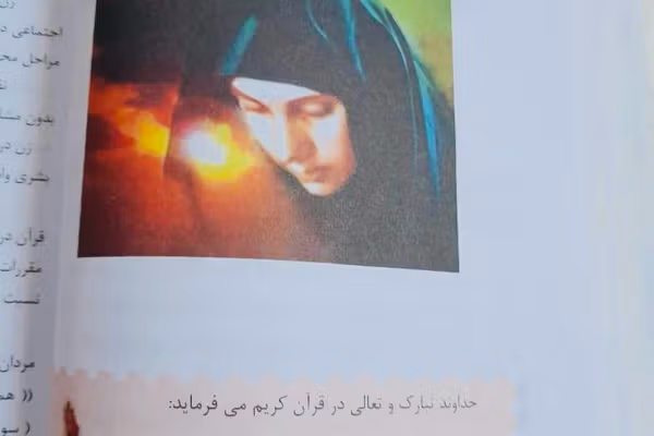 د دارالعلوم یوه زدهکوونکې: ښوونکي په کتابونو کې د ښځو اړوند موضوعات سانسوروي
