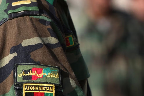 جنود أميركيون يدافعون عن زملائهم الأفغان