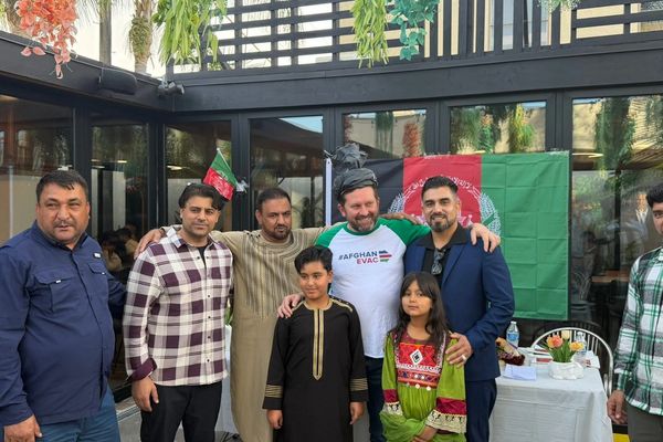 په کلفورنیا کې افغانانو د افغاناېواک د مشر هڅې وستایلې او هغه ته یې لونګۍ پر سر کړه