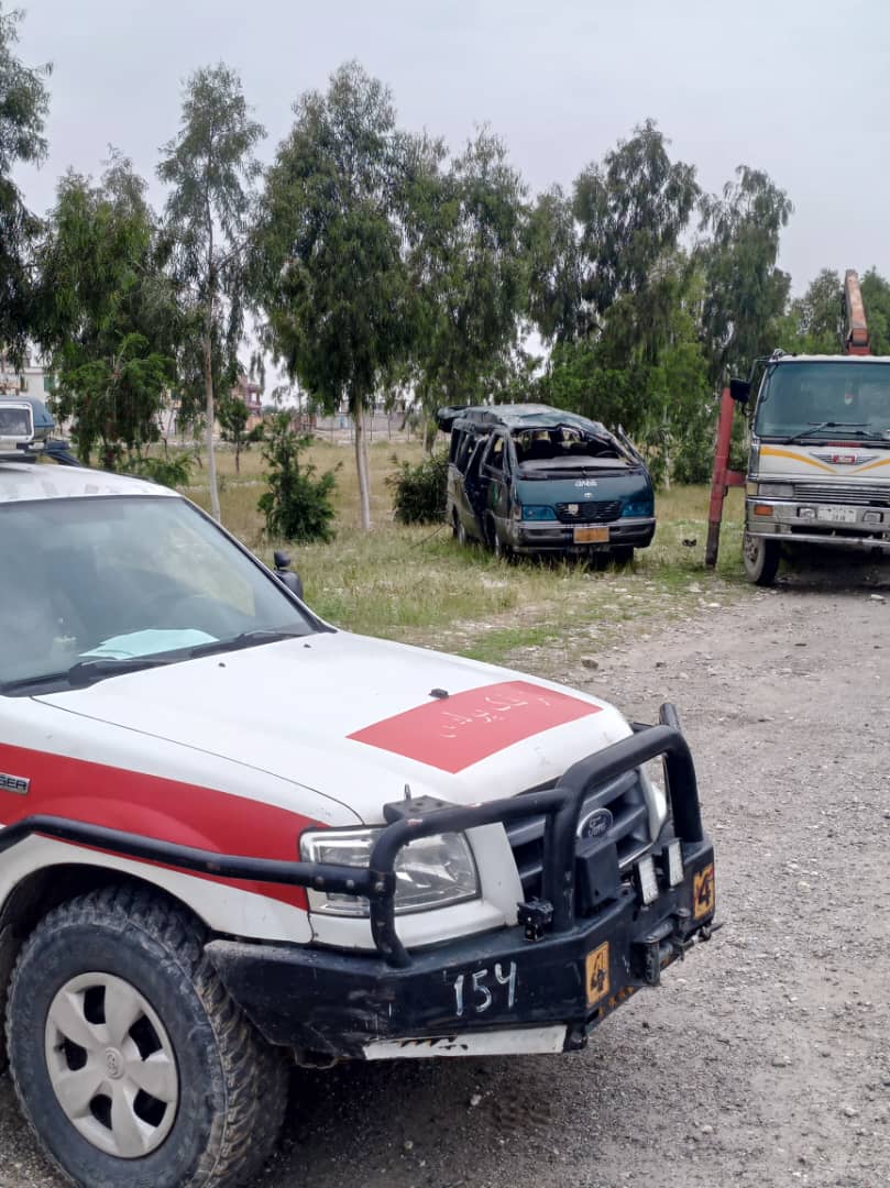  ننګرهار کې د ترافیکي پېښې له امله ۲ کسان مړه او ۱۳ ټپیان شول