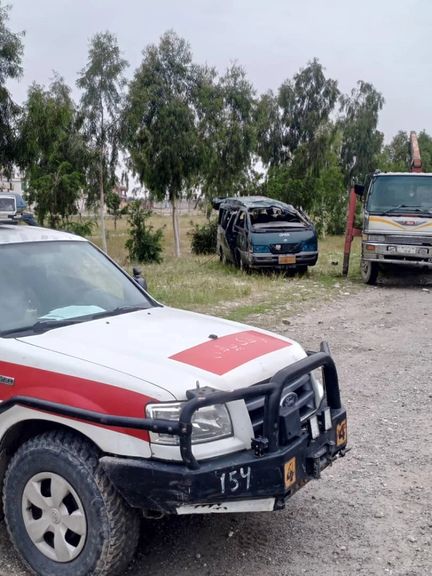 ننګرهار کې د ترافیکي پېښې له امله ۲ کسان مړه او ۱۳ ټپیان شول