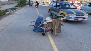 کندهار کې لسګونه ښځې د یوې ګولې ډوډۍ لپاره د سړک پر سر خیرات ټولوي