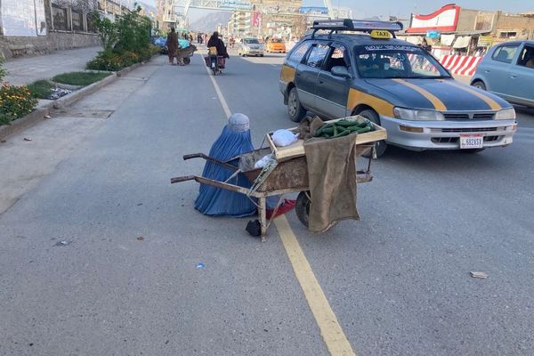 کندهار کې لسګونه ښځې د یوې ګولې ډوډۍ لپاره د سړک پر سر خیرات ټولوي
