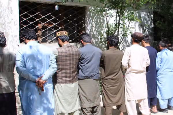 طالبان په کونړ کې د بېلابېلو جرمونو په تور د ۱۴ کسانو د نیولو خبر ورکړی