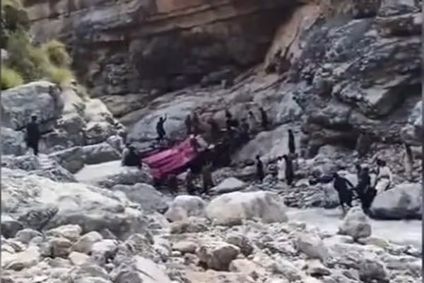 بر اثر سقوط بس مسافربری در پاکستان ۴۰ نفر کشته شدند