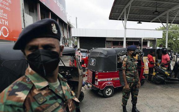 ارتش سریلانکا به سوی رانندگان معترض به کمبود مواد سوختی در یک تانک تیل آتش گشود