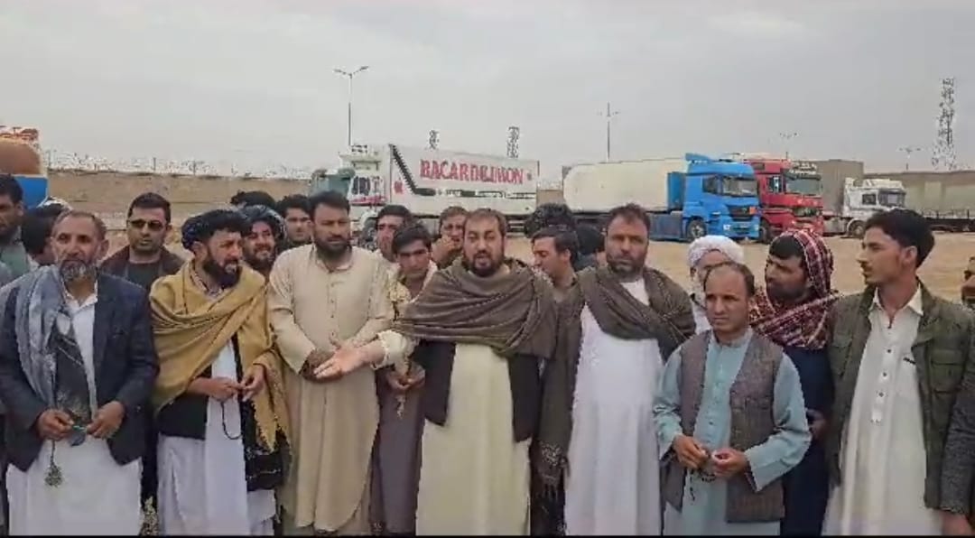 اعتصاب رانندگان کامیون در هرات؛ معترضان می‌گویند ایران با رانندگان رفتار 'تبعیض‌آمیز' دارد