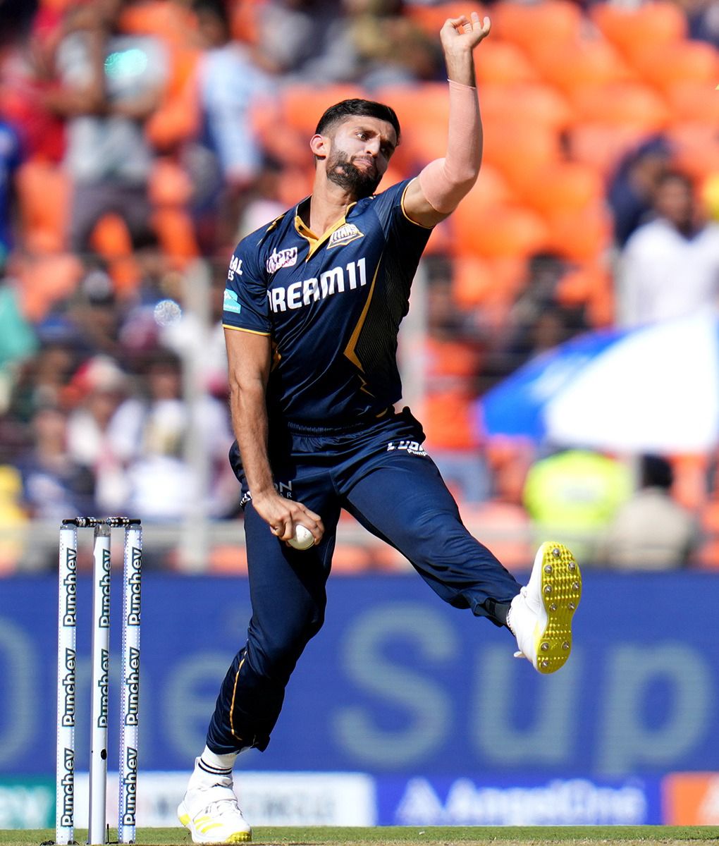 د هند په ګجرات لوبډله کې افغان لوبغاړي عظمت الله عمرزی د ټوپ اچونې پر مهال