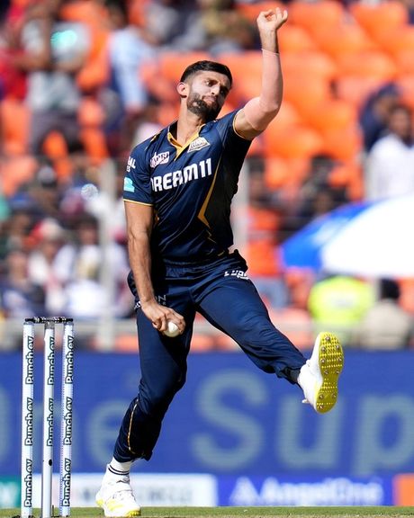 د هند په ګجرات لوبډله کې افغان لوبغاړي عظمت الله عمرزی د ټوپ اچونې پر مهال