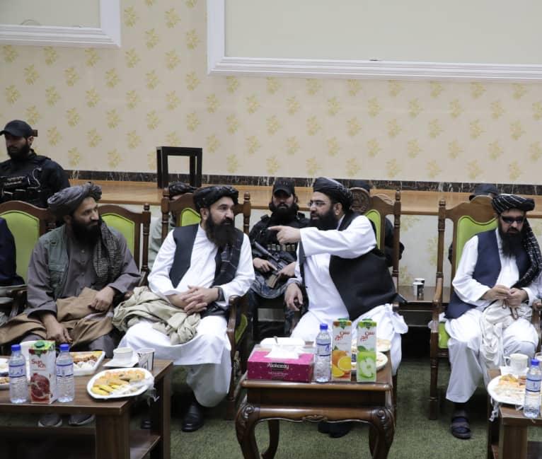 حضور محافظان عبدالکبیر در قصر سپیدار در جریان دیدار او با وزیر فرهنگ طالبان