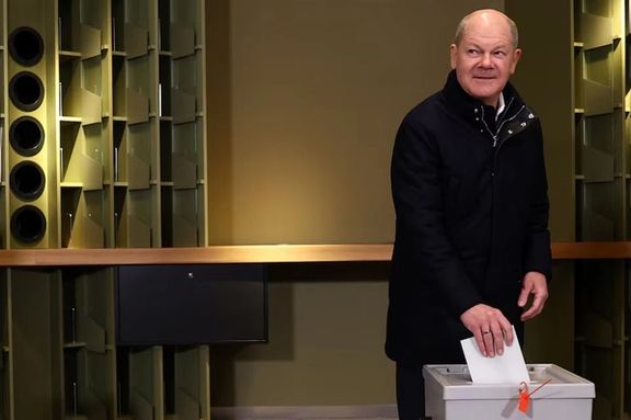 اولاف شولتس، صدراعظم آلمان، از حزب سوسیال دموکرات در یک مرکز رأیدهی در در پوتسدام، آلمان.