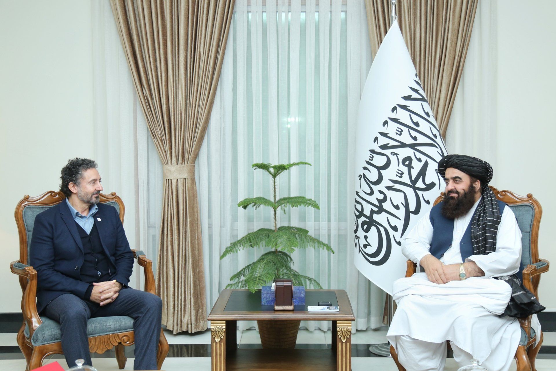 د سره صلیب او سرې میاشتې ټولنو نړیوال فدراسیون استازی له متقي سره پر بهرنیو مرستو غږېدلی